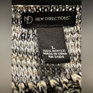 Knitted sweater. Size large.